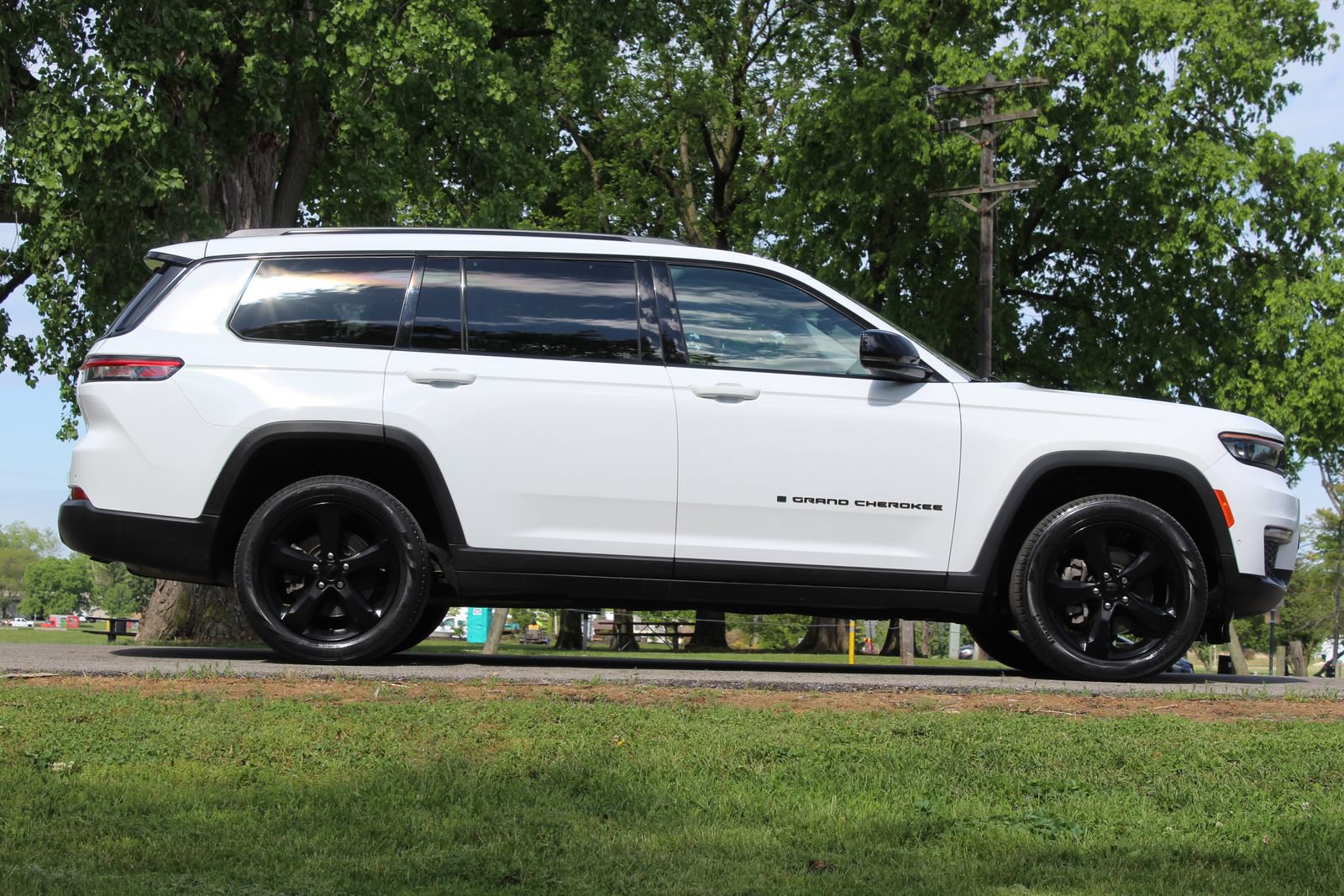 Used 2023 Jeep Grand Cherokee L Limited w/ Luxury Tech Group II AWD/4WD image 9