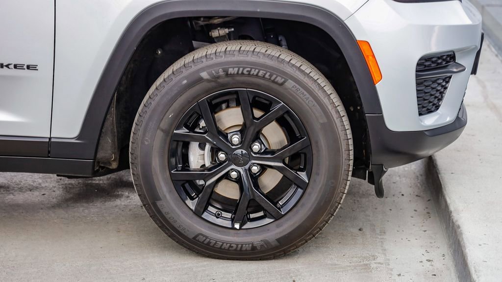 Used 2025 Jeep Grand Cherokee Altitude image 11