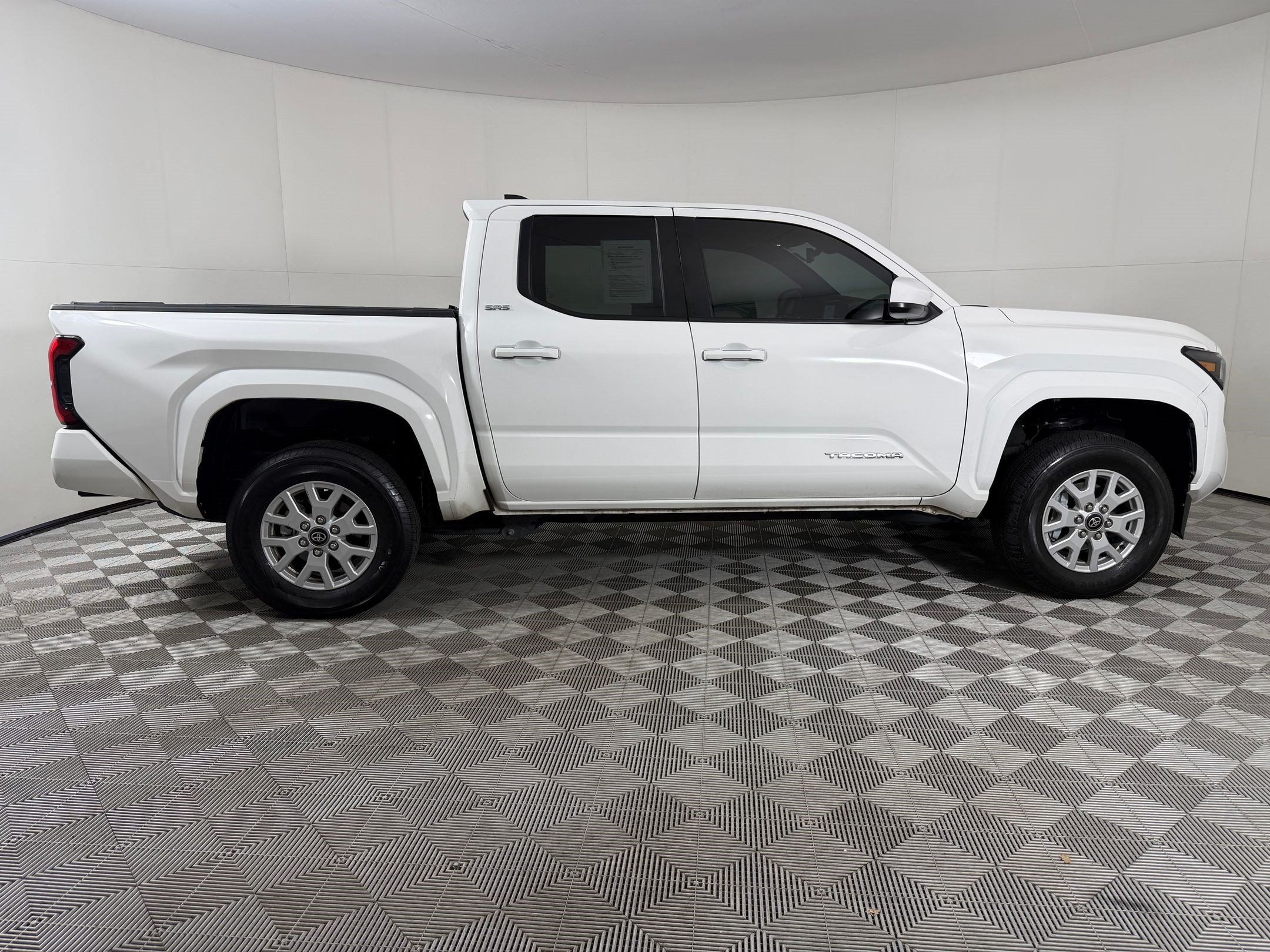 Used 2025 Toyota Tacoma SR5 AWD/4WD image 8