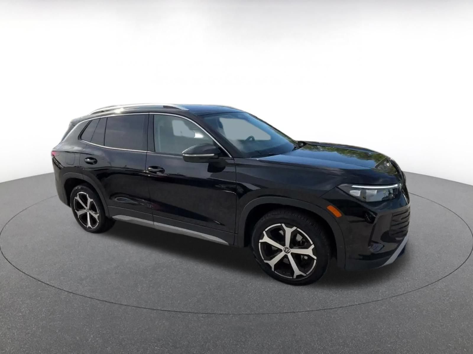 Used 2026 Volkswagen Tiguan SE AWD/4WD image 2