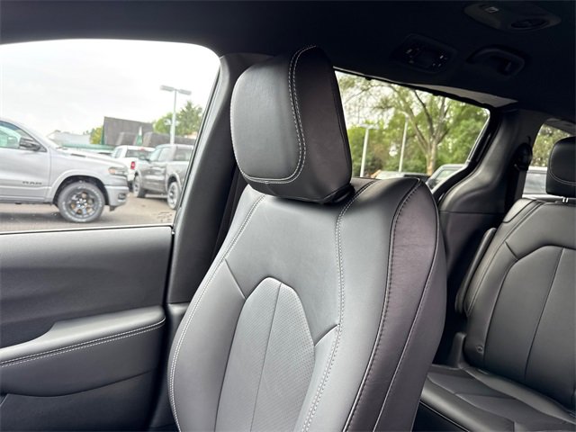 New 2025 Chrysler Pacifica Select image 25