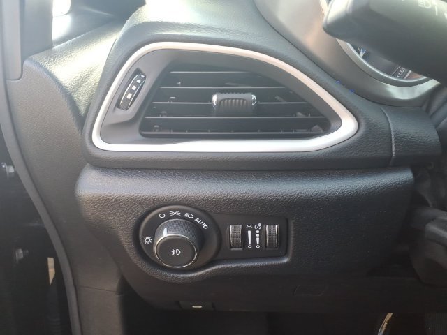 Certified 2025 Chrysler Pacifica Select FWD image 20