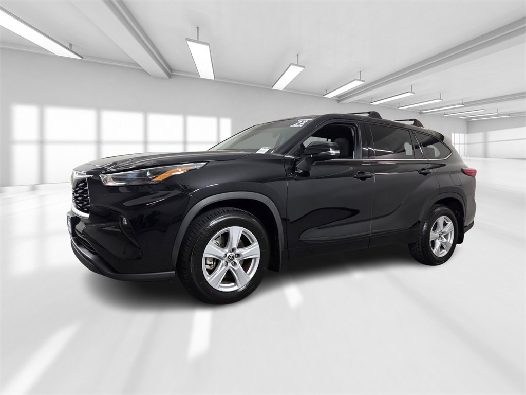 Used 2022 Toyota Highlander LE image 2