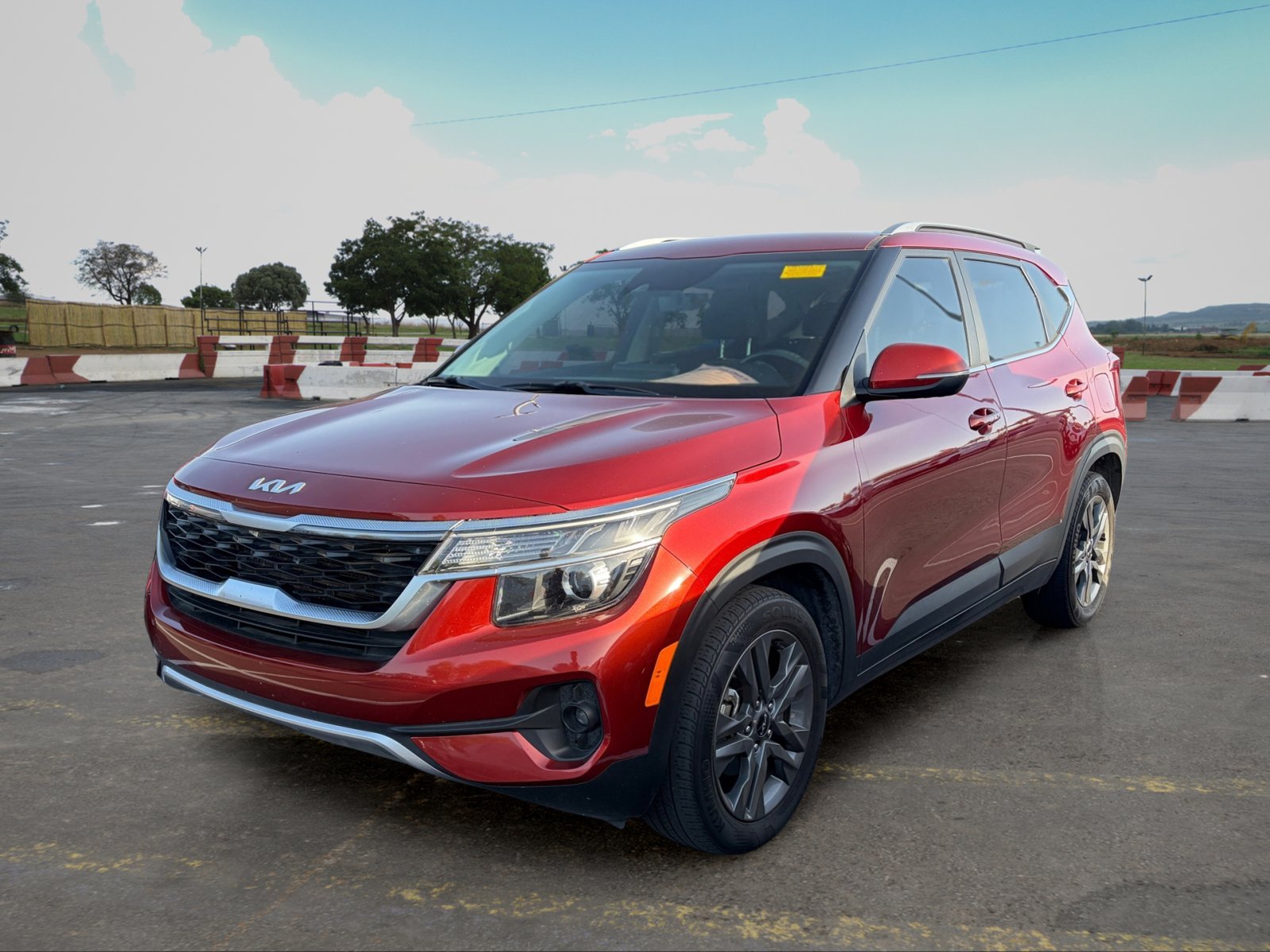 Used 2023 Kia Seltos S w/ Navigation Package FWD image 5