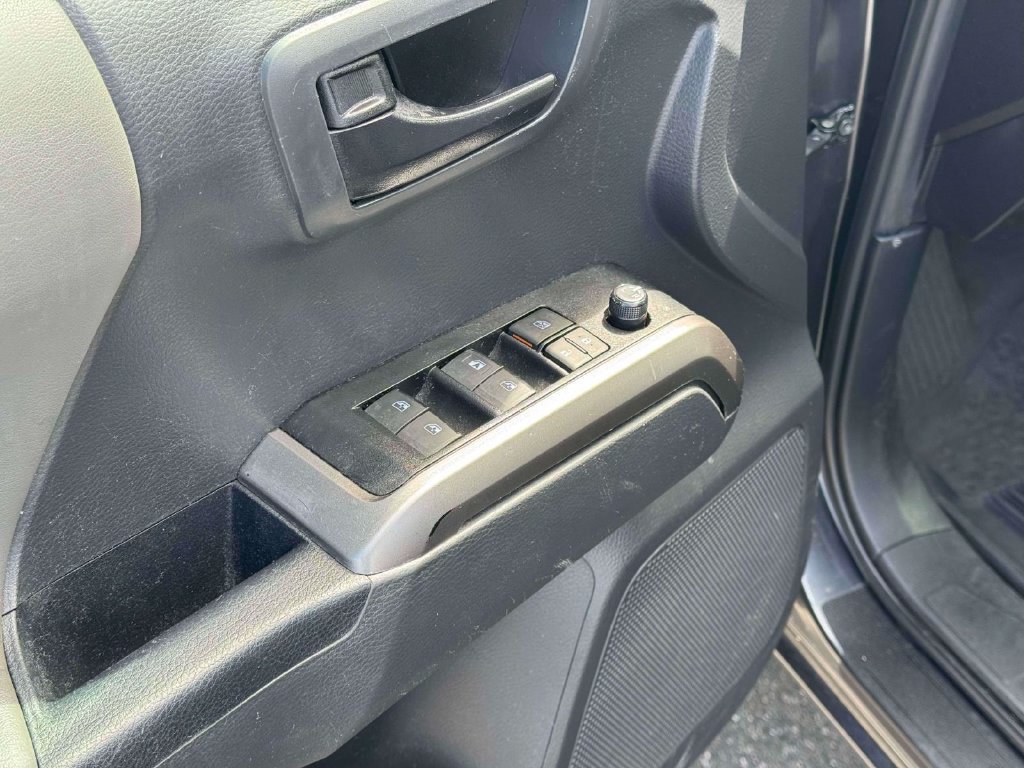Used 2022 Toyota Tacoma SR5 AWD/4WD image 18