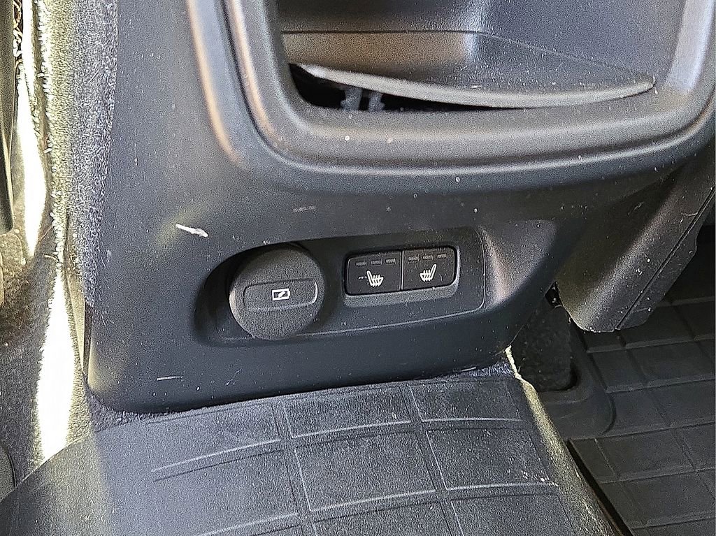 Used 2021 Volvo XC40 T5 Momentum w/ Advanced Package image 16