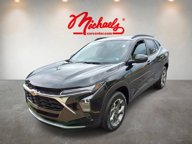 Used 2025 Chevrolet Trax LT FWD image 3