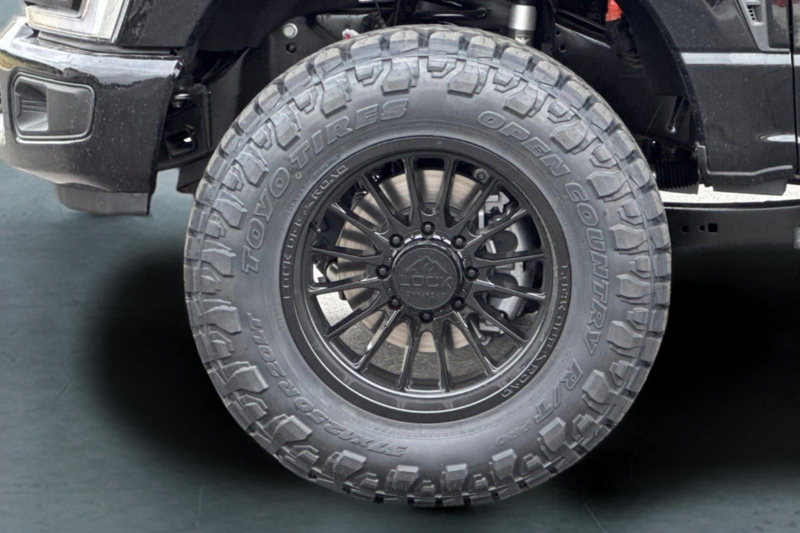 New 2026 Ford F250 Lariat w/ Black Appearance Package image 31