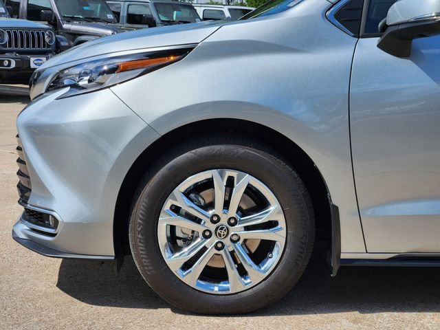 Used 2023 Toyota Sienna Platinum AWD/4WD image 9