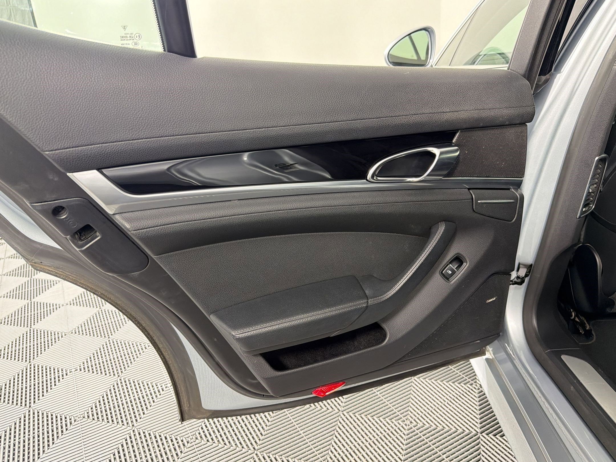 Used 2016 Porsche Panamera S image 17