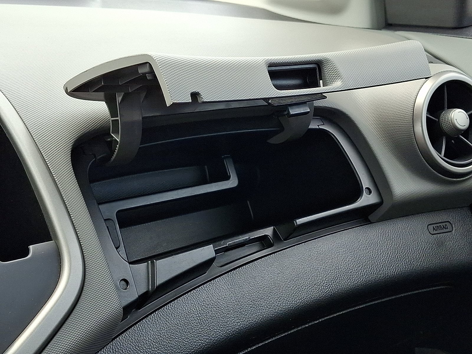Used 2015 Chevrolet Sonic LT FWD image 23