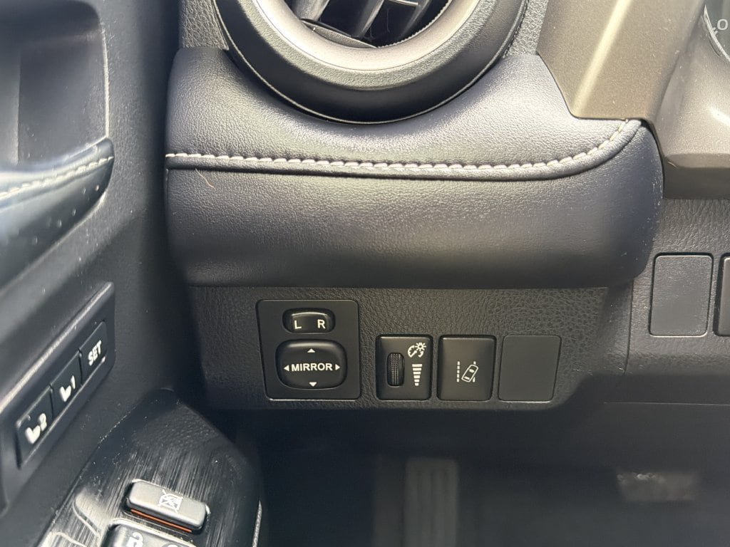 Used 2018 Toyota RAV4 Limited FWD image 30