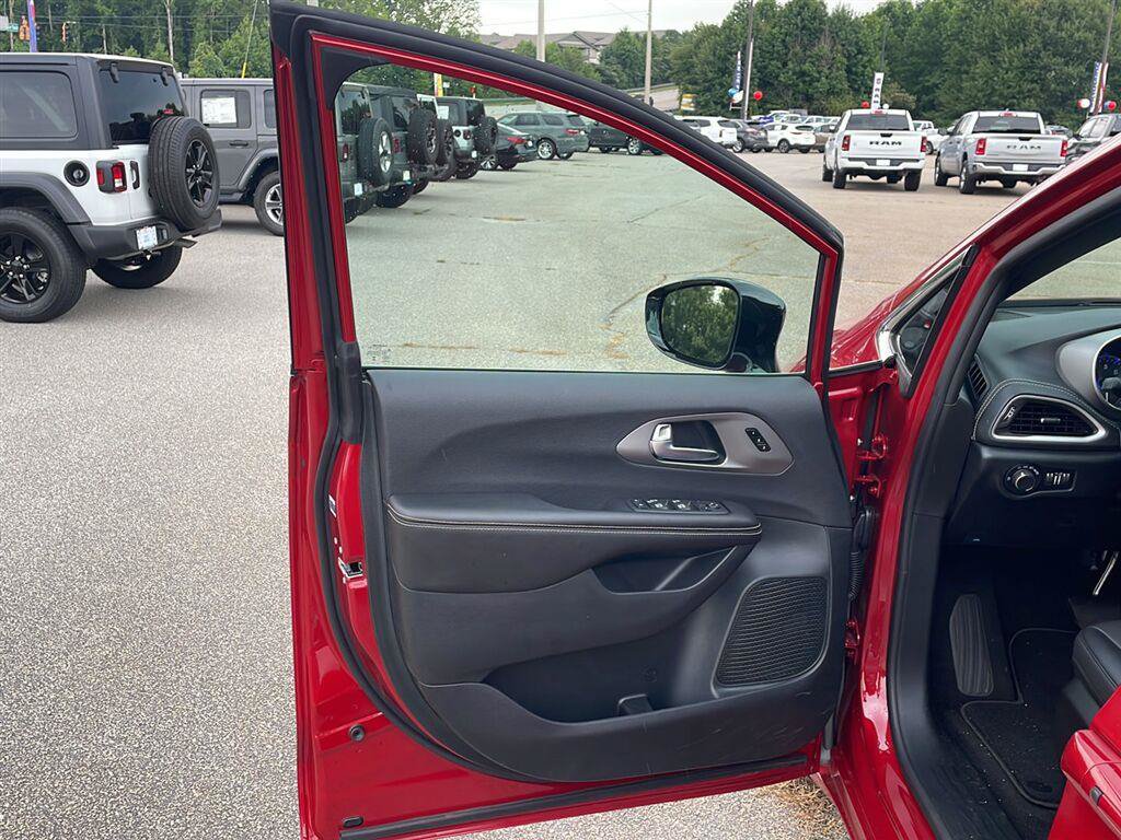 Used 2027 Chrysler Pacifica Select FWD image 8