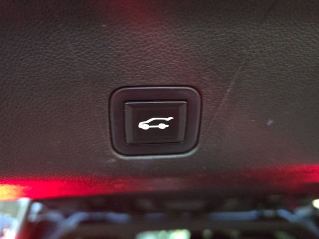 Used 2022 Cadillac Escalade Premium Luxury image 17