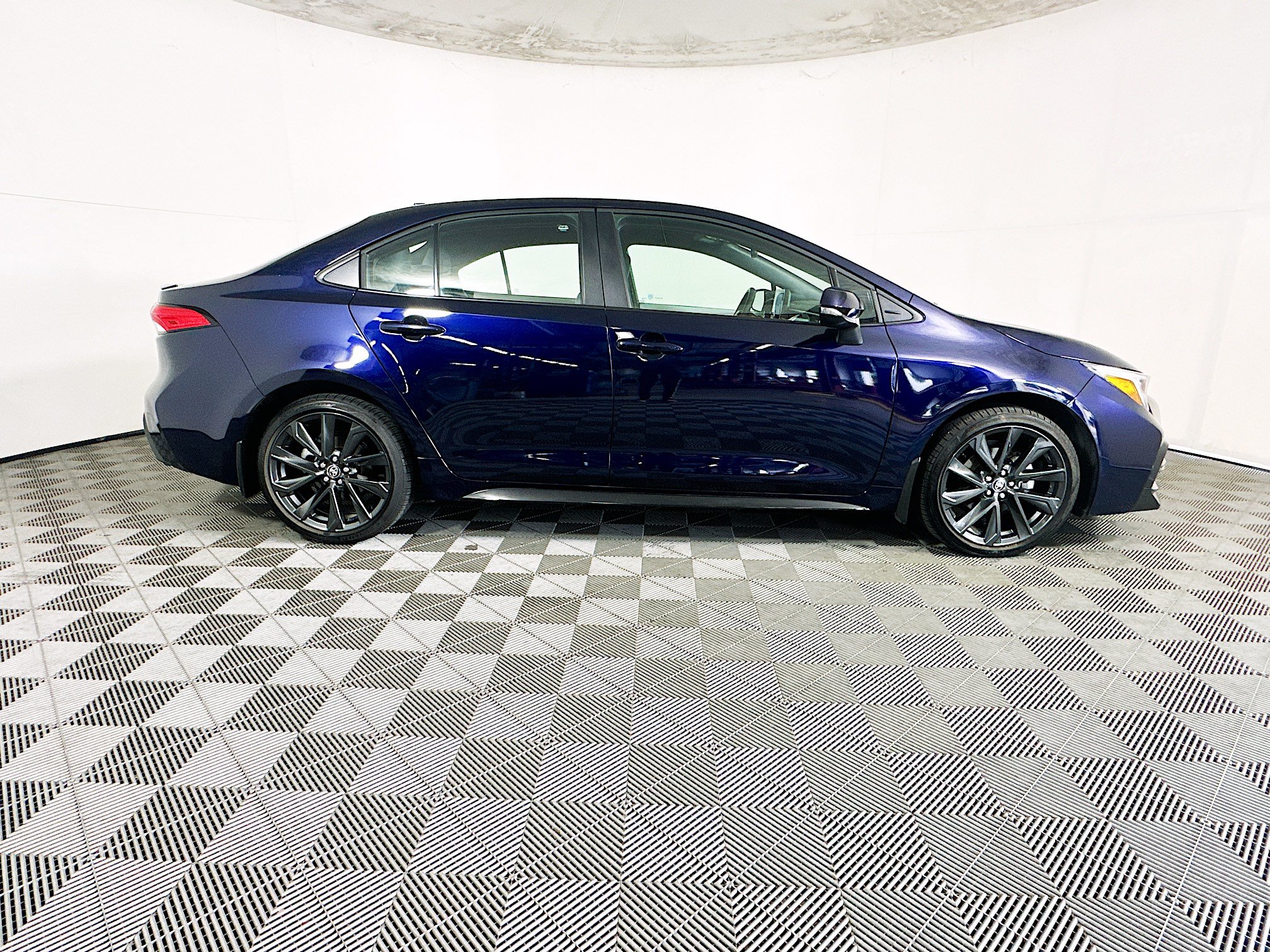 Used 2025 Toyota Corolla SE FWD image 2