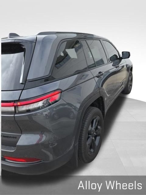 Used 2025 Jeep Grand Cherokee Limited w/ Black Appearance Package AWD/4WD image 15