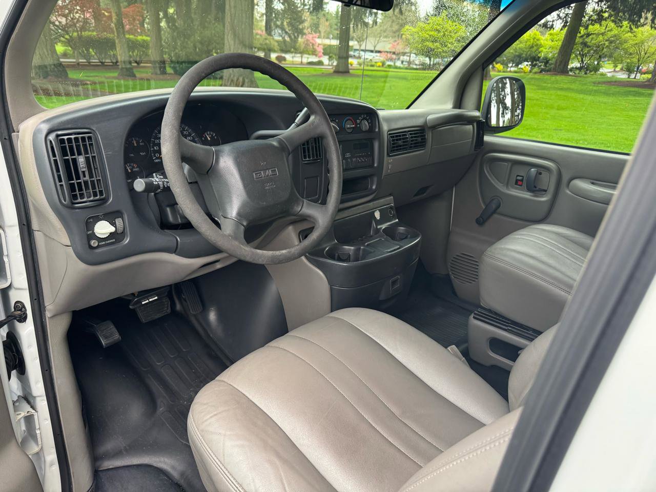 Used 2000 GMC Savana 3500 Extended Passenger image 10