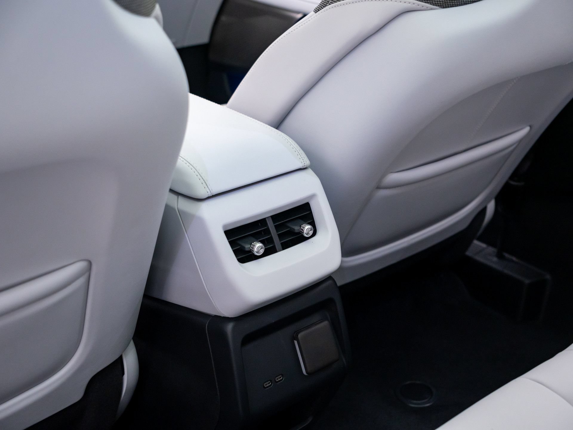 New 2027 Cadillac Optiq Sport w/ LPO, Floor Liner Package AWD/4WD image 15