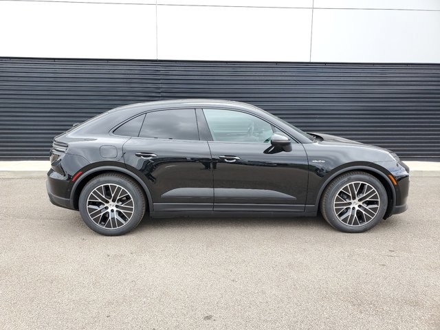 Used 2025 Porsche Macan 4 Electric image 8
