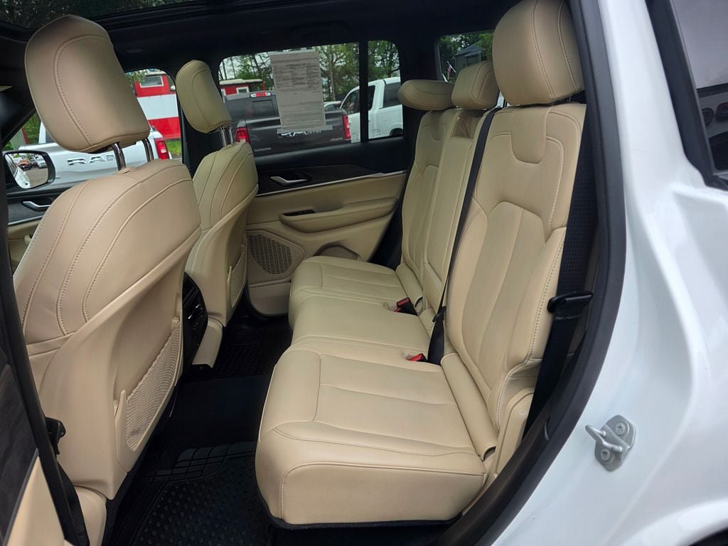 Used 2023 Jeep Grand Cherokee Limited AWD/4WD image 11