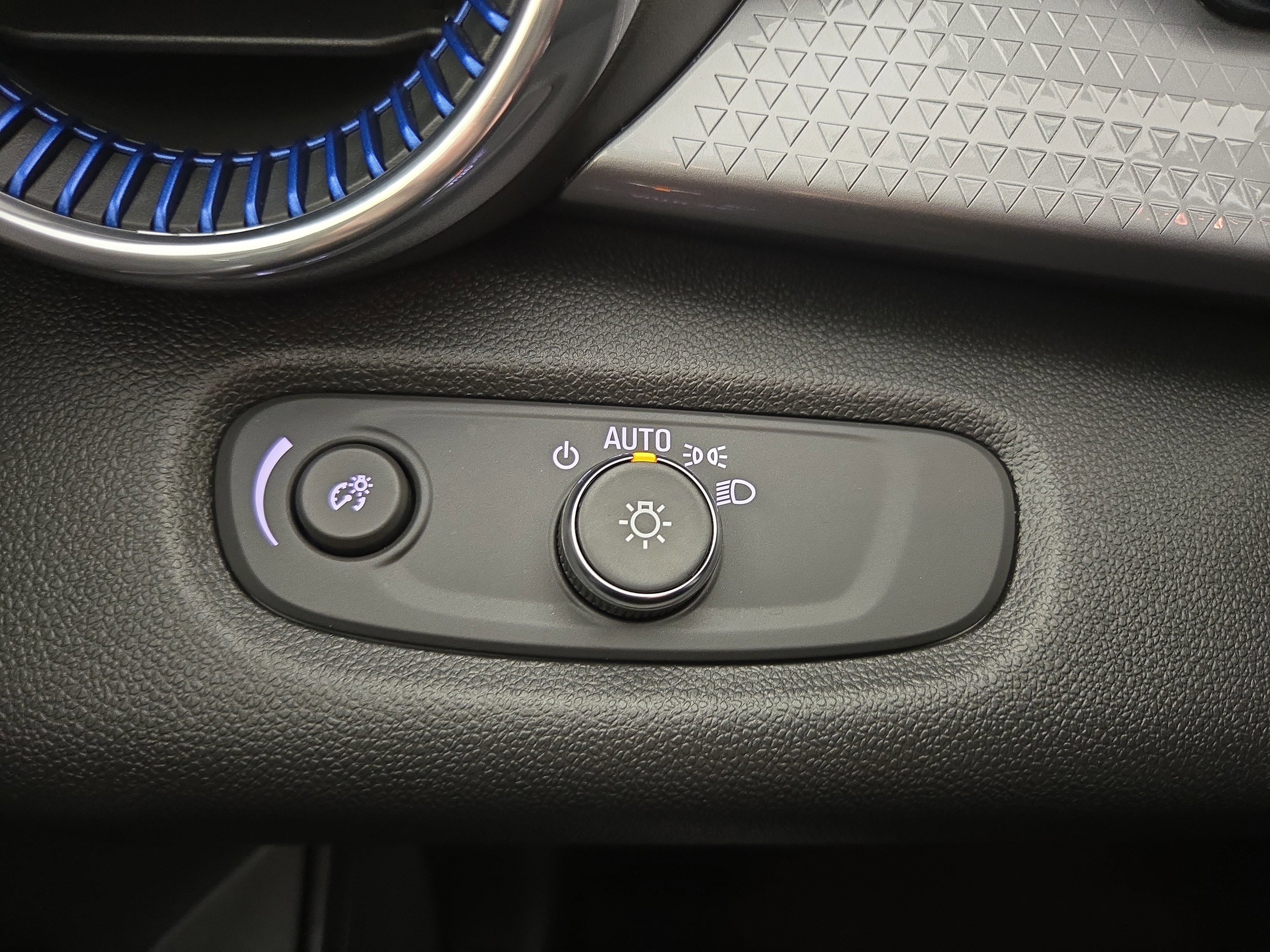 Used 2025 Chevrolet Trax LT w/ LT Convenience Package image 29