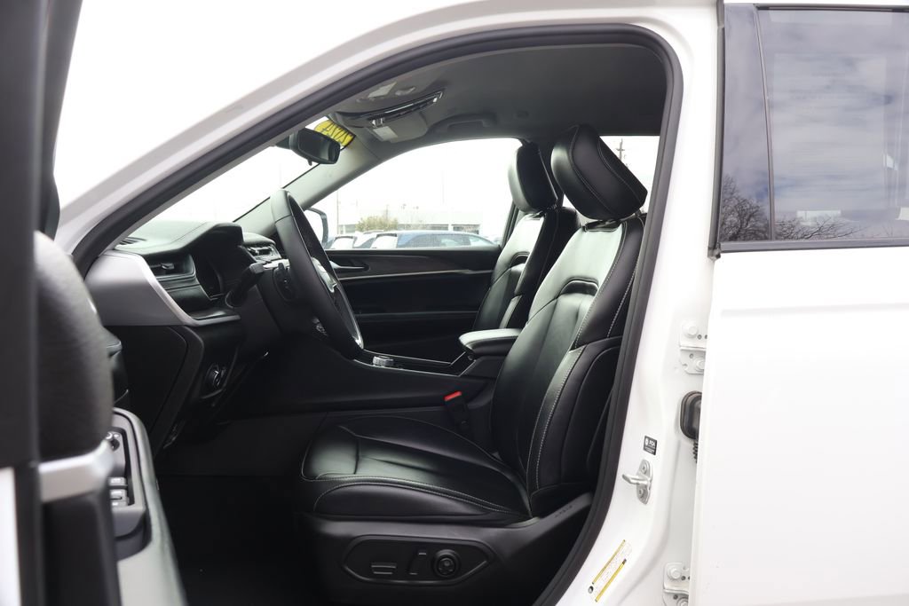 Used 2024 Jeep Grand Cherokee Limited image 30