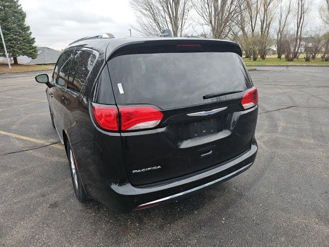 Used 2018 Chrysler Pacifica Touring-L image 3