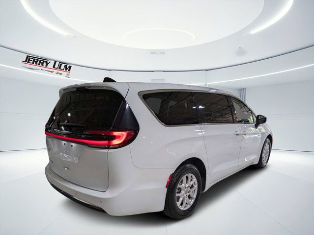 Used 2023 Chrysler Pacifica Touring-L FWD image 3