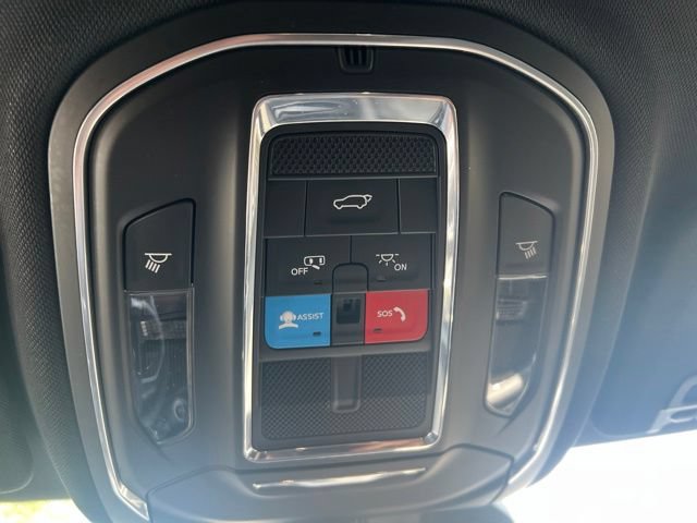 Used 2025 Jeep Grand Cherokee Altitude AWD/4WD image 15