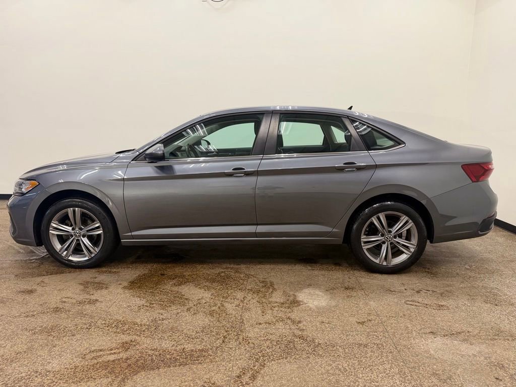 Used 2022 Volkswagen Jetta SE image 2
