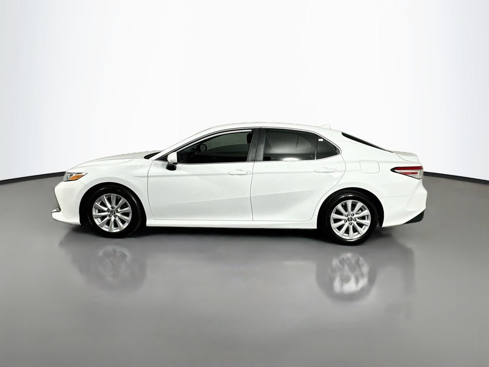 Used 2019 Toyota Camry LE FWD image 4