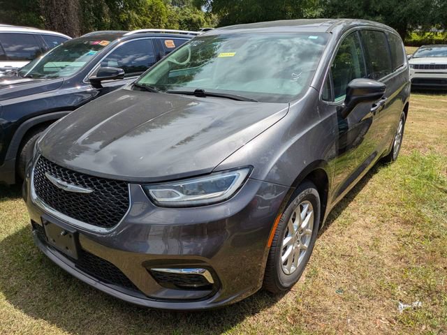 Used 2023 Chrysler Pacifica Touring-L FWD image 2