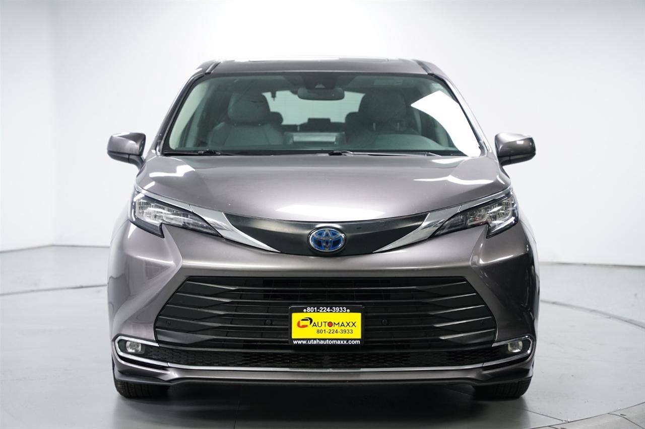 Used 2023 Toyota Sienna XLE image 2