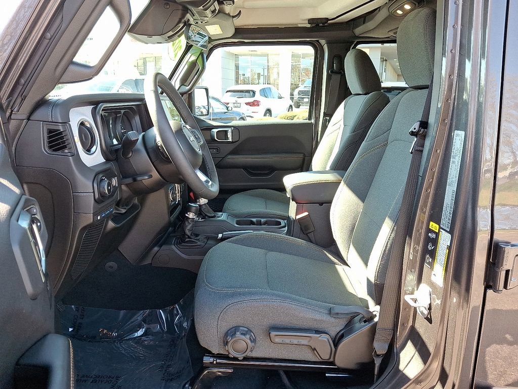 Used 2025 Jeep Wrangler Unlimited Sahara image 13
