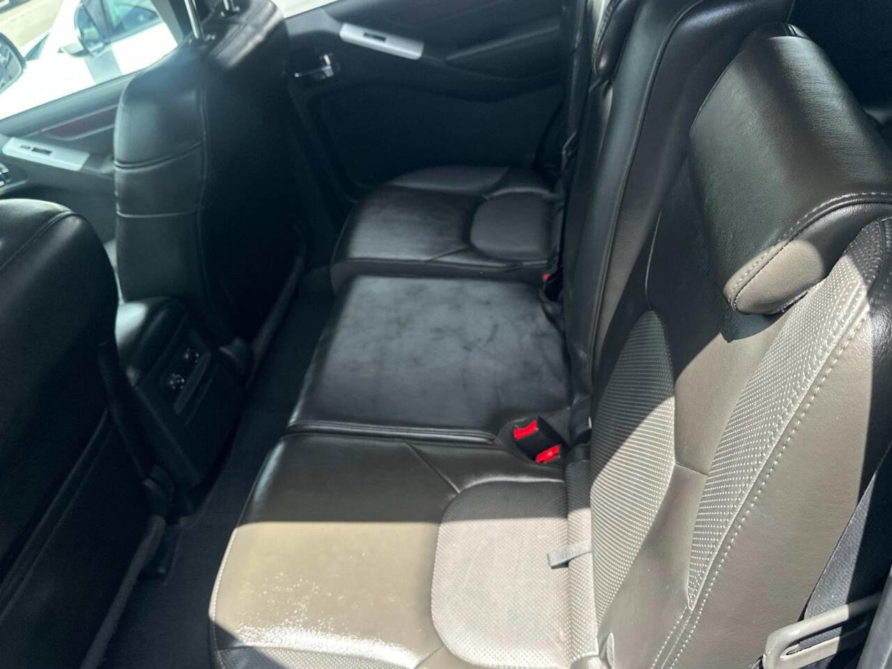 Used 2010 Nissan Pathfinder LE w/ Navigation Pkg image 7