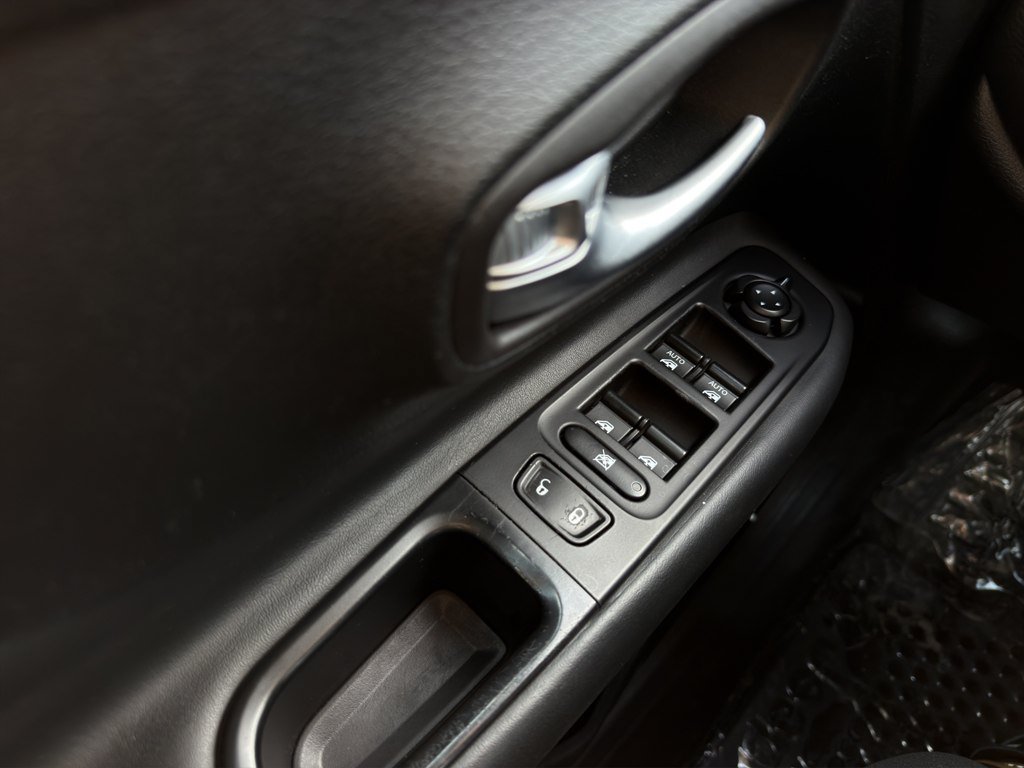 Used 2018 Jeep Renegade Altitude w/ Cold Weather Group FWD image 11