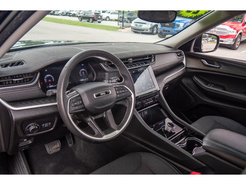 Used 2023 Jeep Grand Cherokee Laredo AWD/4WD image 14