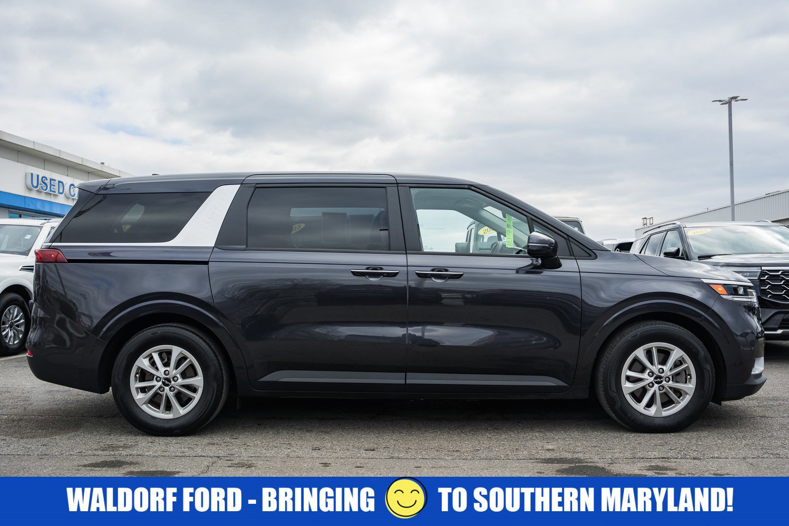 Used 2023 Kia Carnival LX image 3