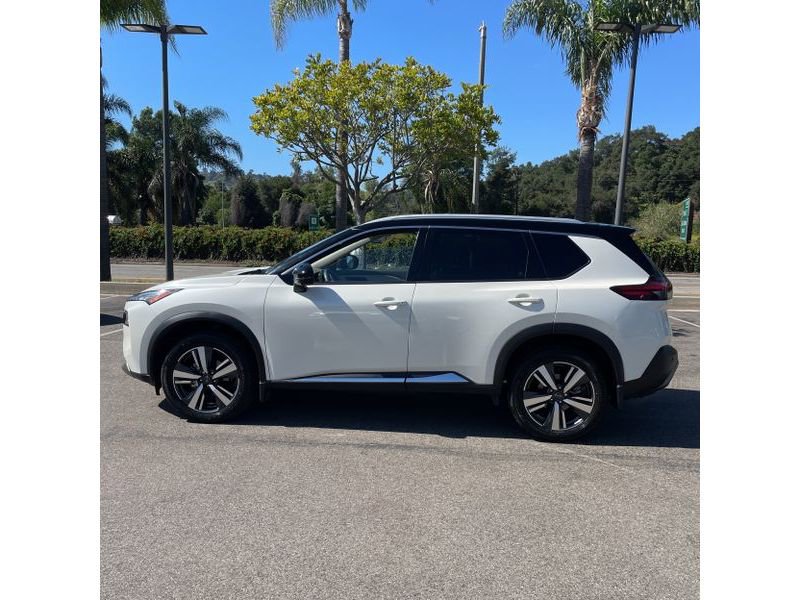 Used 2023 Nissan Rogue SL image 2