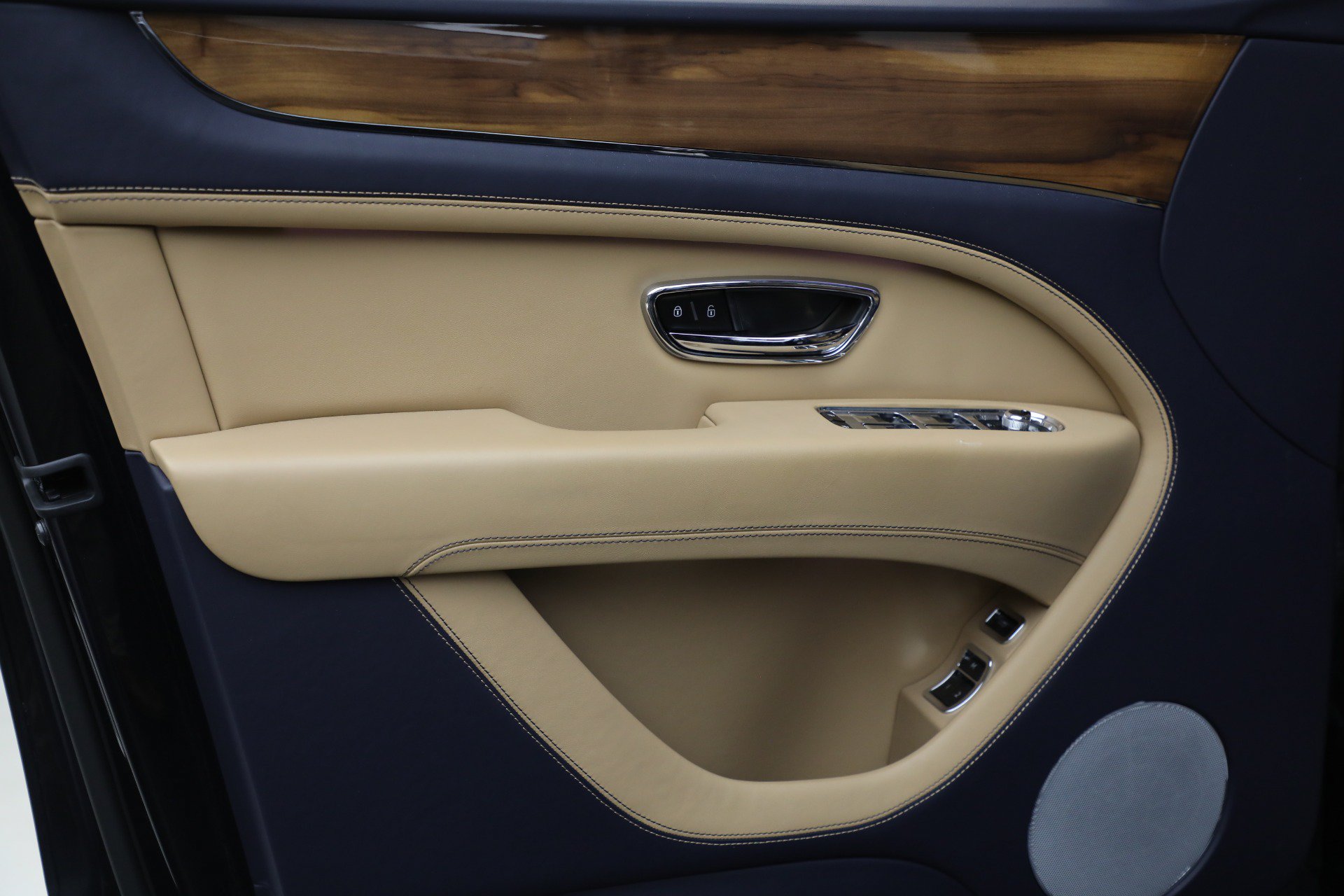 Certified 2024 Bentley Bentayga Extended Wheelbase AWD/4WD image 17