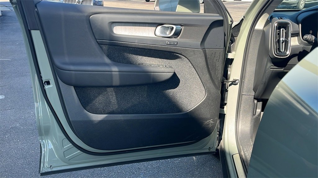 Certified 2025 Volvo XC40 B5 Plus image 12