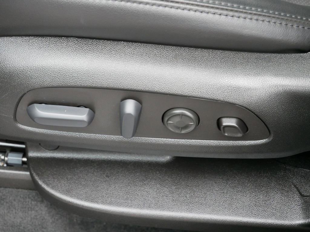 Used 2024 Buick Enclave Avenir w/ Avenir Technology Package image 17