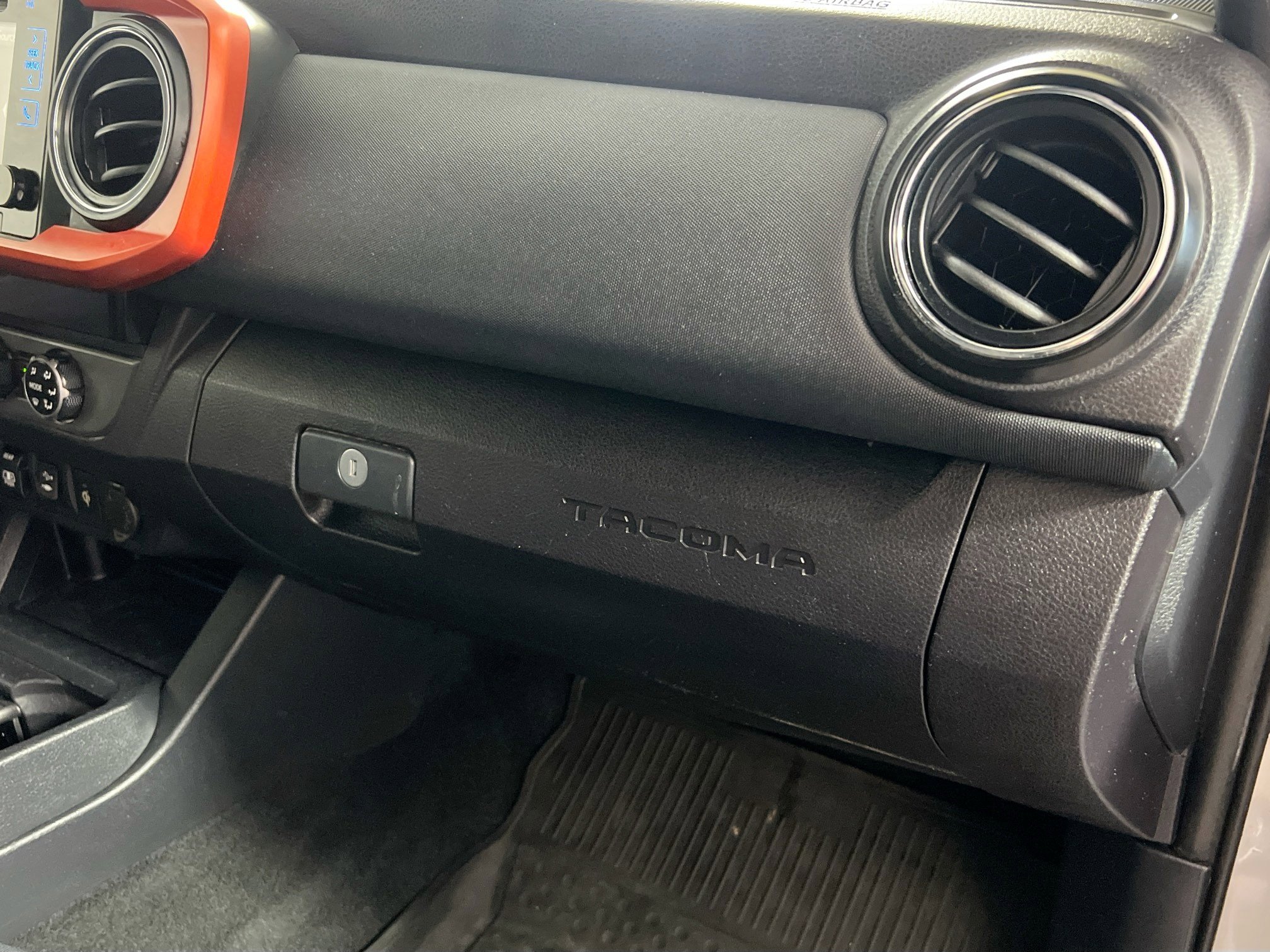 Used 2018 Toyota Tacoma TRD Sport w/ Technology Package AWD/4WD image 35