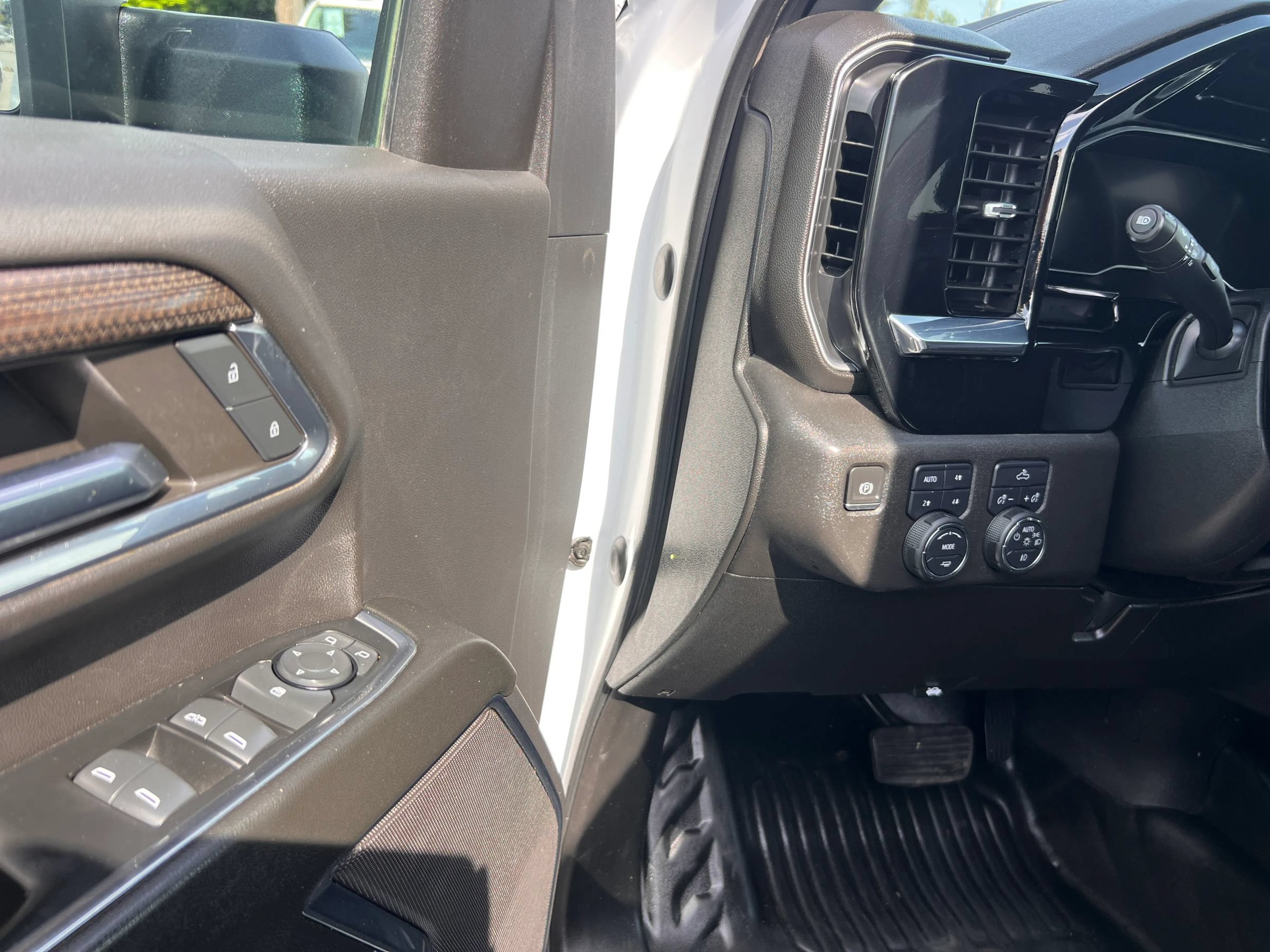 Used 2024 Chevrolet Silverado 2500 LT w/ Convenience Package AWD/4WD image 9