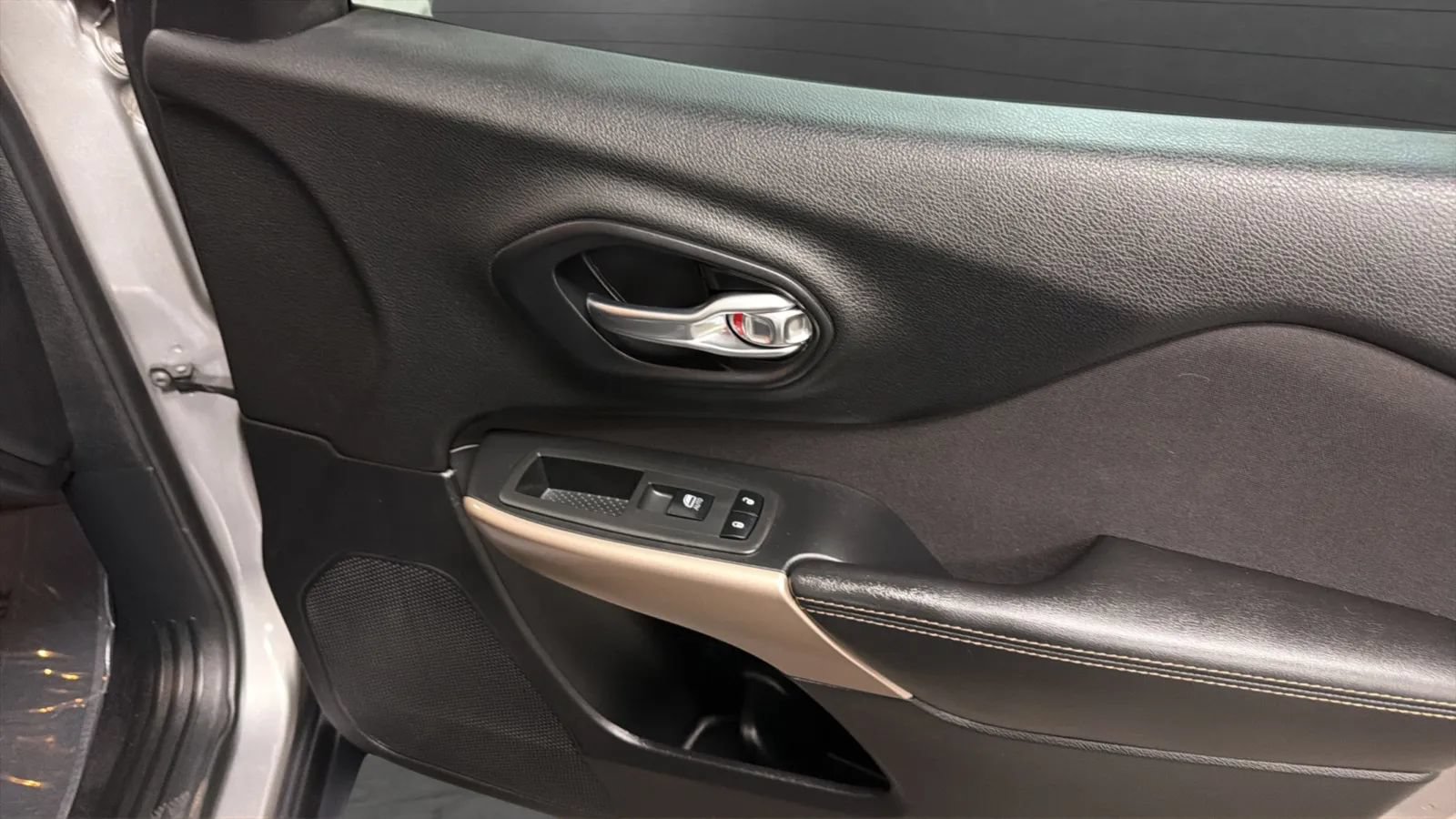 Used 2017 Jeep Cherokee Latitude FWD image 17