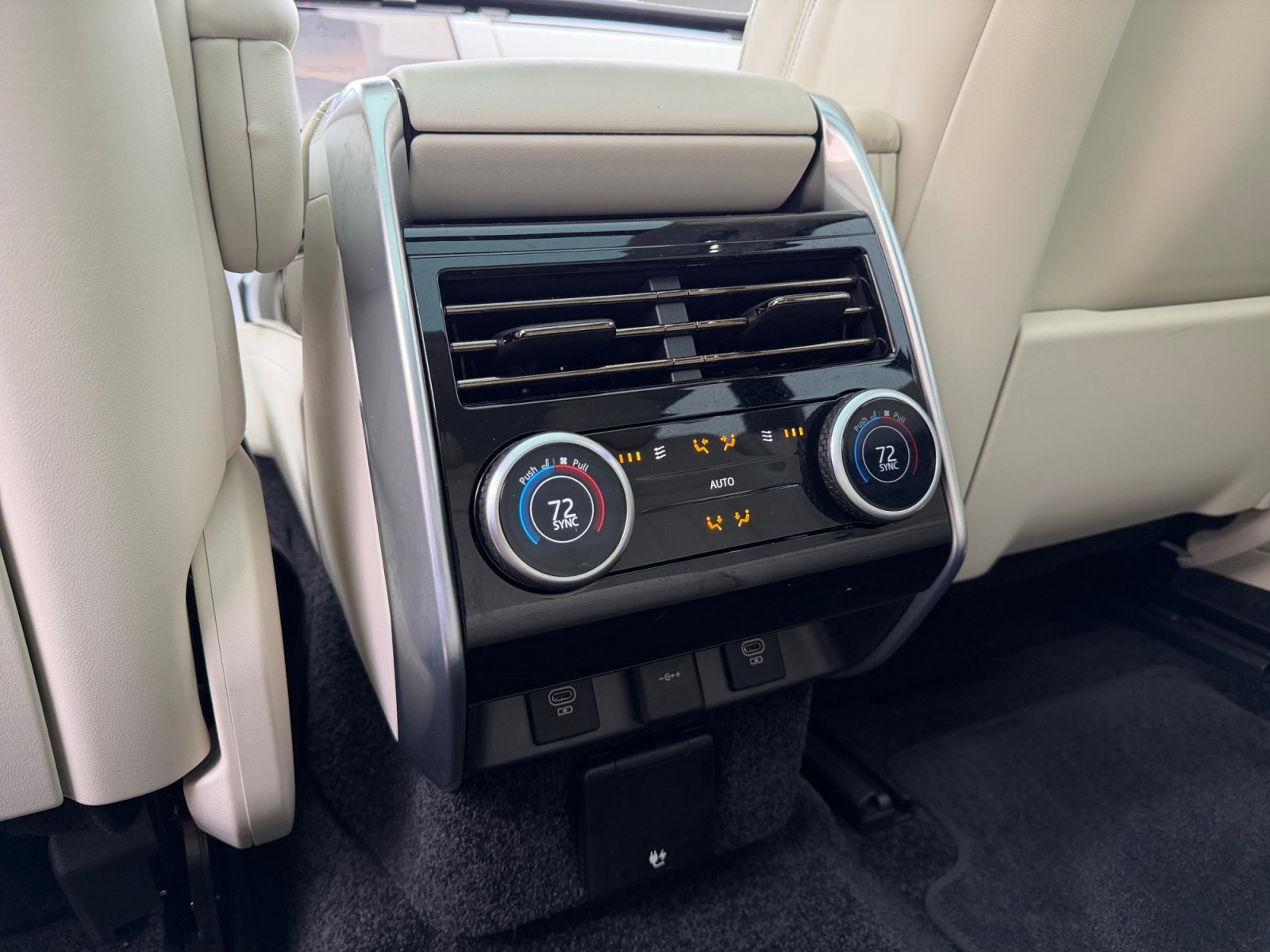 Used 2025 Land Rover Range Rover SE image 18