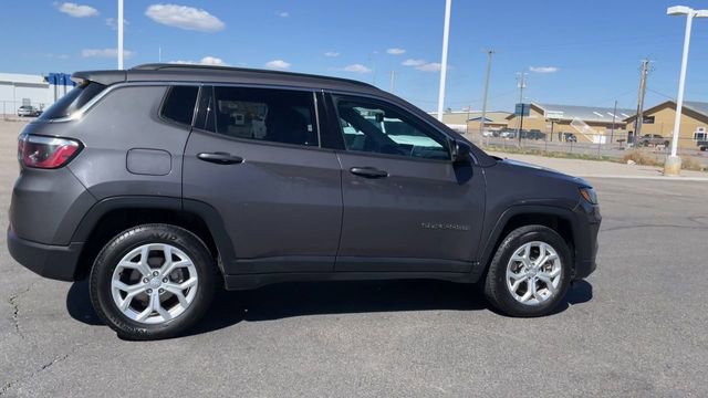 Used 2024 Jeep Compass Latitude AWD/4WD image 2