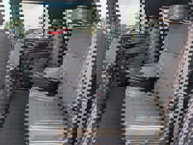 Used 2024 GMC Yukon SLT w/ SLT Luxury Package image 24