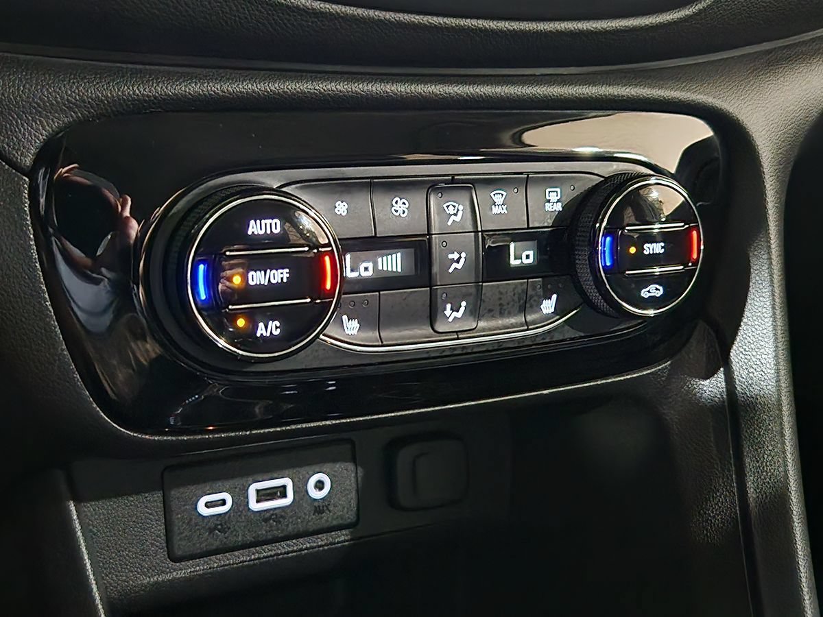 Used 2022 Buick Encore GX Select w/ Sport Touring Package FWD image 39