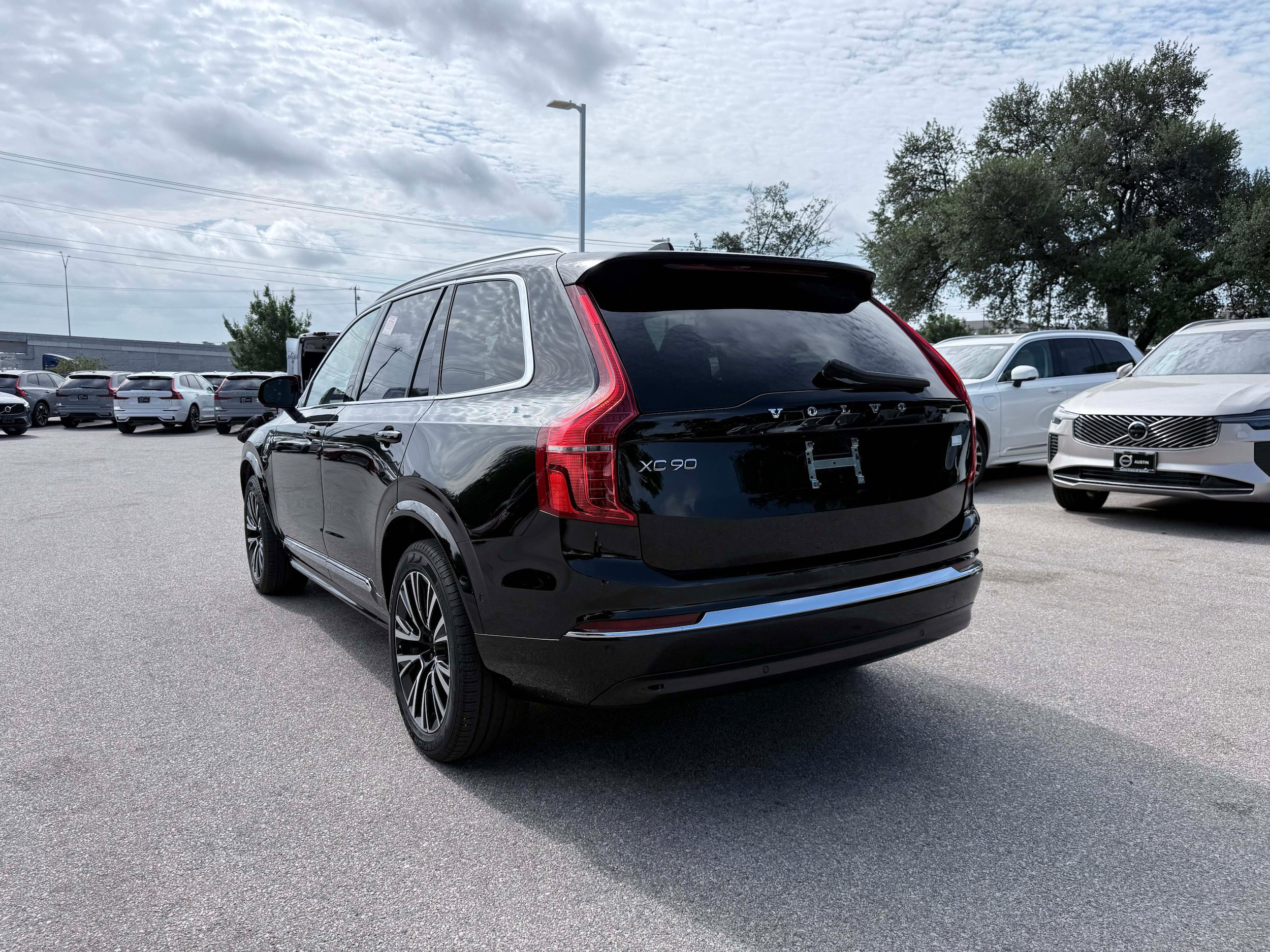 Certified 2023 Volvo XC90 T8 Plus AWD/4WD image 4